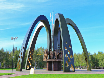  Монумент трудовому подвигу нефтяников символизирует собой бьющий из недр земли фонтан нефти, чьи струи разлетаются в разные стороны золотыми каплями, ведь нефть, как известно, принято называть черным золотом. В центре размещены 11 бронзовых фигур – представители разных профессий – геолог, геодезист, электромонтер, бурильщики, инженер, строитель, водитель, повар, оператор по добыче нефти и газа, сварщик. Золотыми буквами на радиальной площадке сияет надпись: «Трудовому подвигу поколений нефтяников Сургутнефтегаза». На создание эскиза и возведение памятника потребовалось три года.