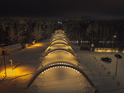 Парк Кедровый лог известен живописными пейзажами и богатой флорой. В любое время года здесь приятно гулять по многочисленным дорожкам, вдоль которых установлены лавочки и фонтаны. Парк также может похвастаться смотровыми площадками и зонами отдыха у водоемов. 