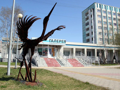 Основная площадка современного искусства во всем округе Югра состоит всего из двух залов, выставки в которых меняются каждый месяц. В галерее можно отыскать картины художников из разных уголков России, познакомиться с восточной каллиграфией и даже послушать концертную музыку (афиша мероприятий — здесь). Помимо этого, внутри находится семейная мастерская, где регулярно проводятся мастер-классы для детей. 